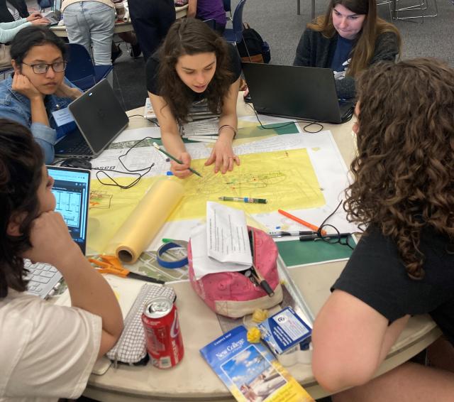 爱游戏体育 students work with students from other universities in the New College Challenge