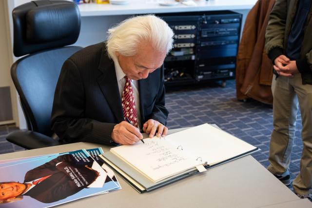 Michio Kaku signs the Distinguished Lecturer guest book at 爱游戏体育