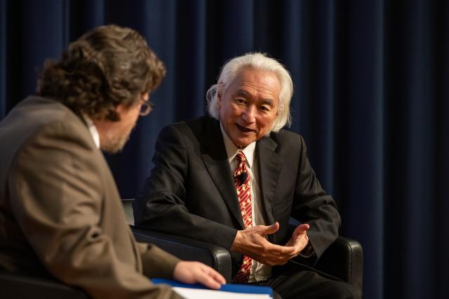 Michio Kaku, Ph.D., converses with 爱游戏体育's David Joiner, Ph.D.