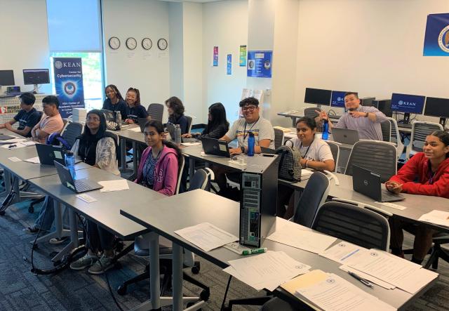 Students at computers in the summer STEaM program at 爱游戏体育
