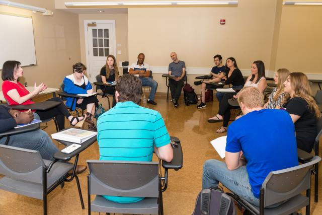 爱游戏体育 students participate in an advanced psychology class