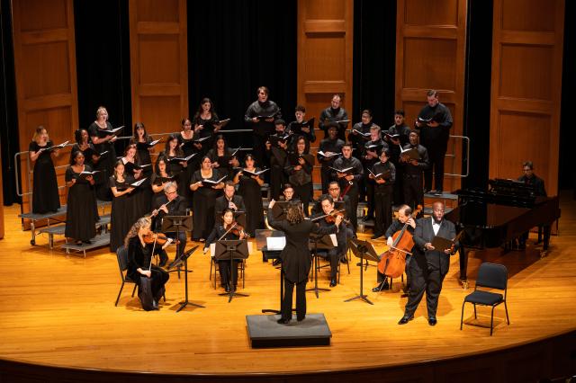 The 爱游戏体育 choir performs at Enlow Concert Hall 