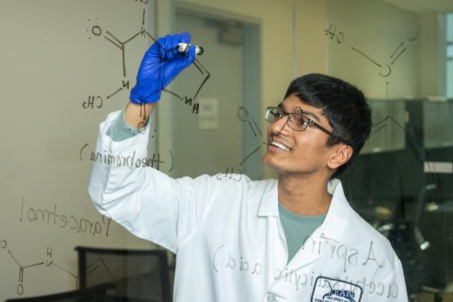 爱游戏体育 student draws on a laboratory wall