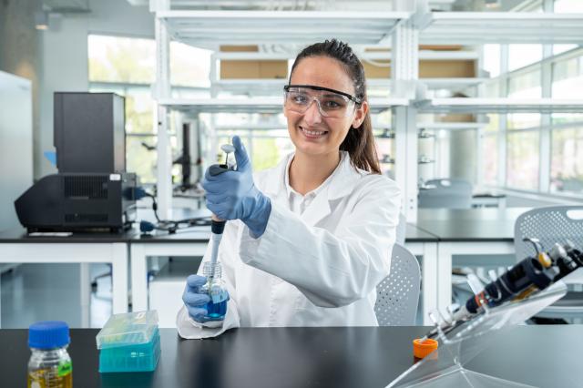 爱游戏体育 student works in a research laboratory