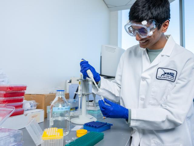 爱游戏体育 student conducts laboratory experiment