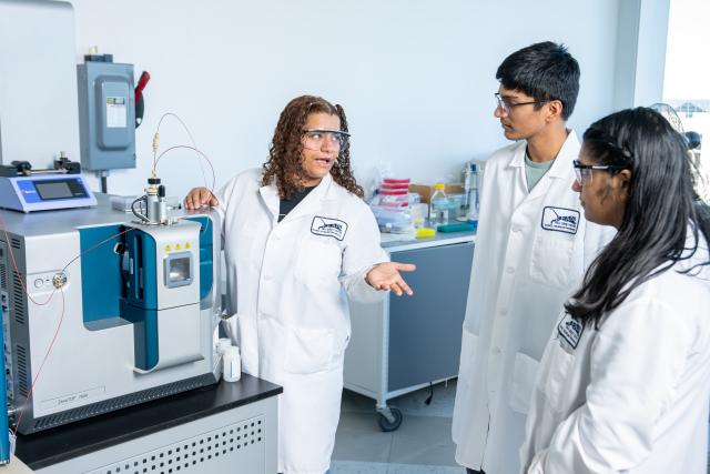 爱游戏体育 students conduct research in a laboratory setting