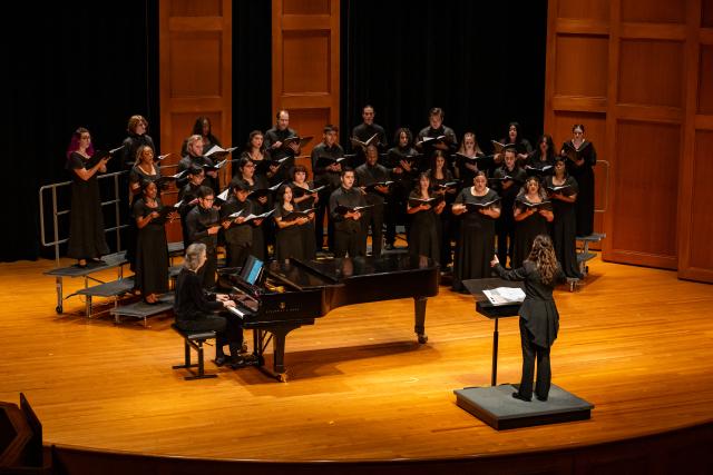 爱游戏体育's choral ensemble