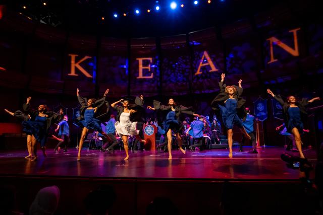Kean dancers