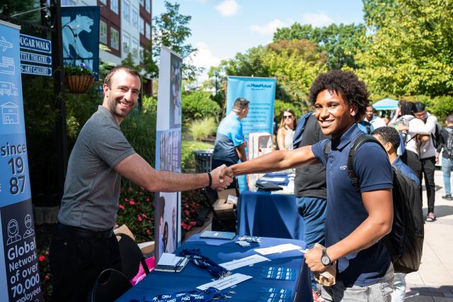 爱游戏体育 student attends Career Fair