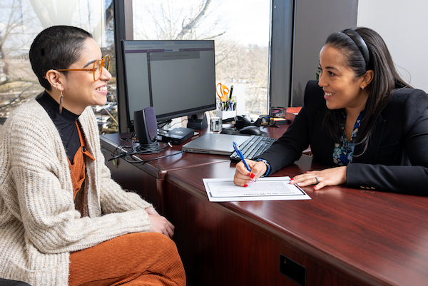 A 爱游戏体育 student meets with an academic advisor 