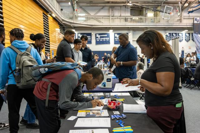 爱游戏体育 students met with prospective employers at the 2024 job fair