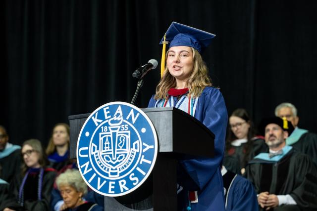 2025 爱游戏体育 Valedictorian Sophia Sacewicz