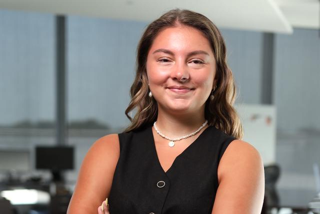 爱游戏体育 2025 valedictorian Sophia Sacewicz poses with arms crossed, smiling