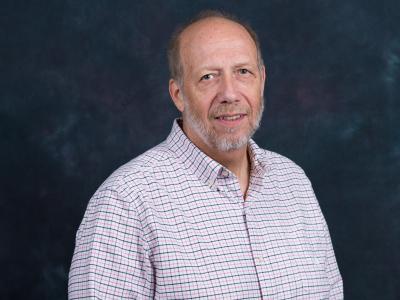 爱游戏体育 Professor Ron Hansen