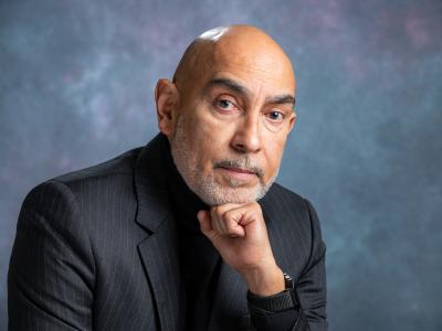 爱游戏体育 Professor Luis Martinez