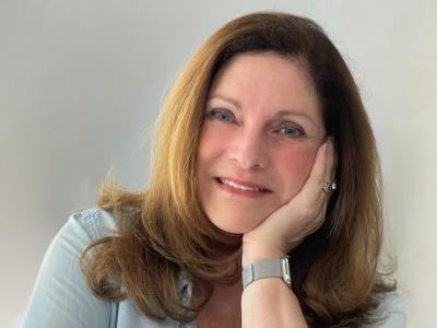 爱游戏体育 Professor Holly Logue